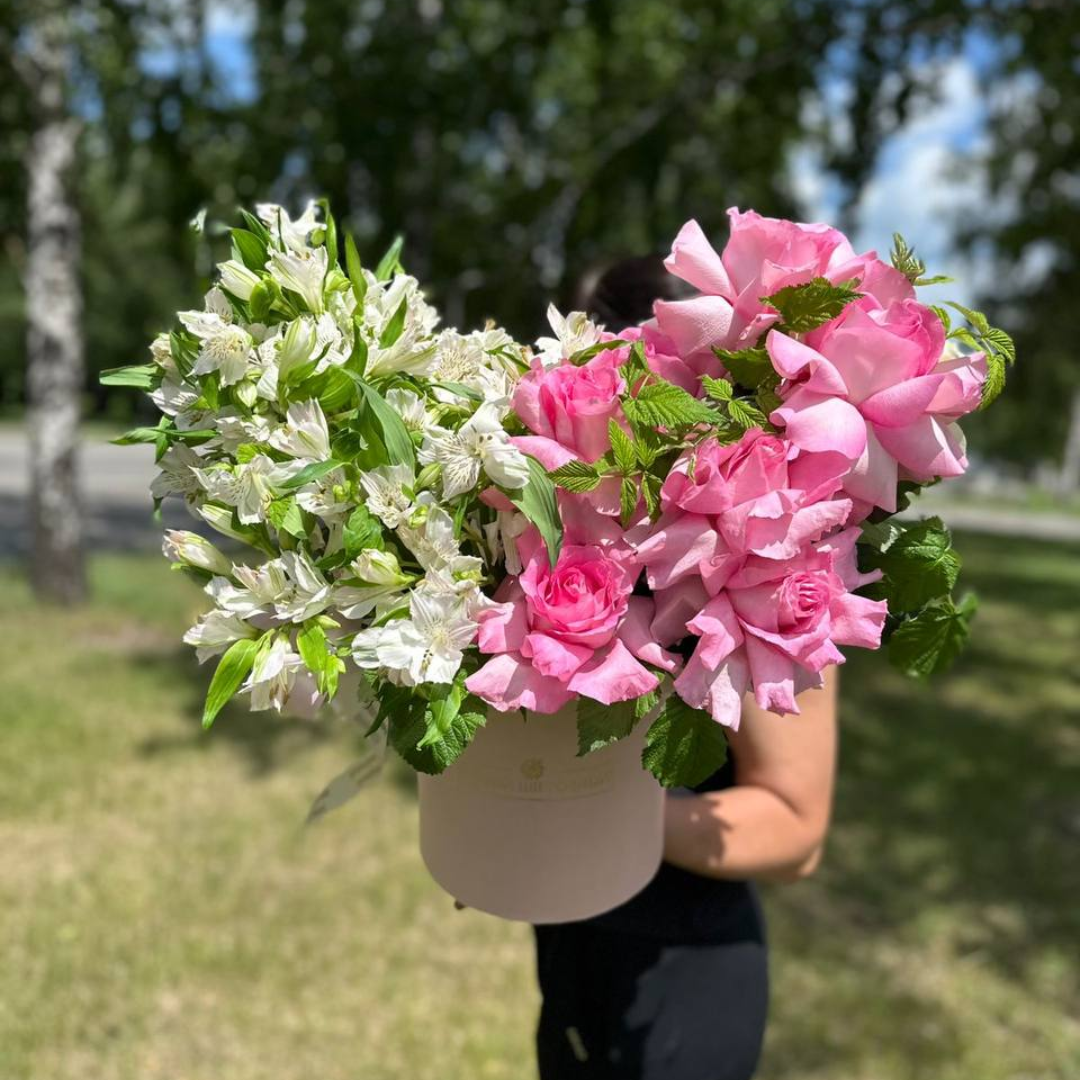 Композиция с альстромерией и французской розой 