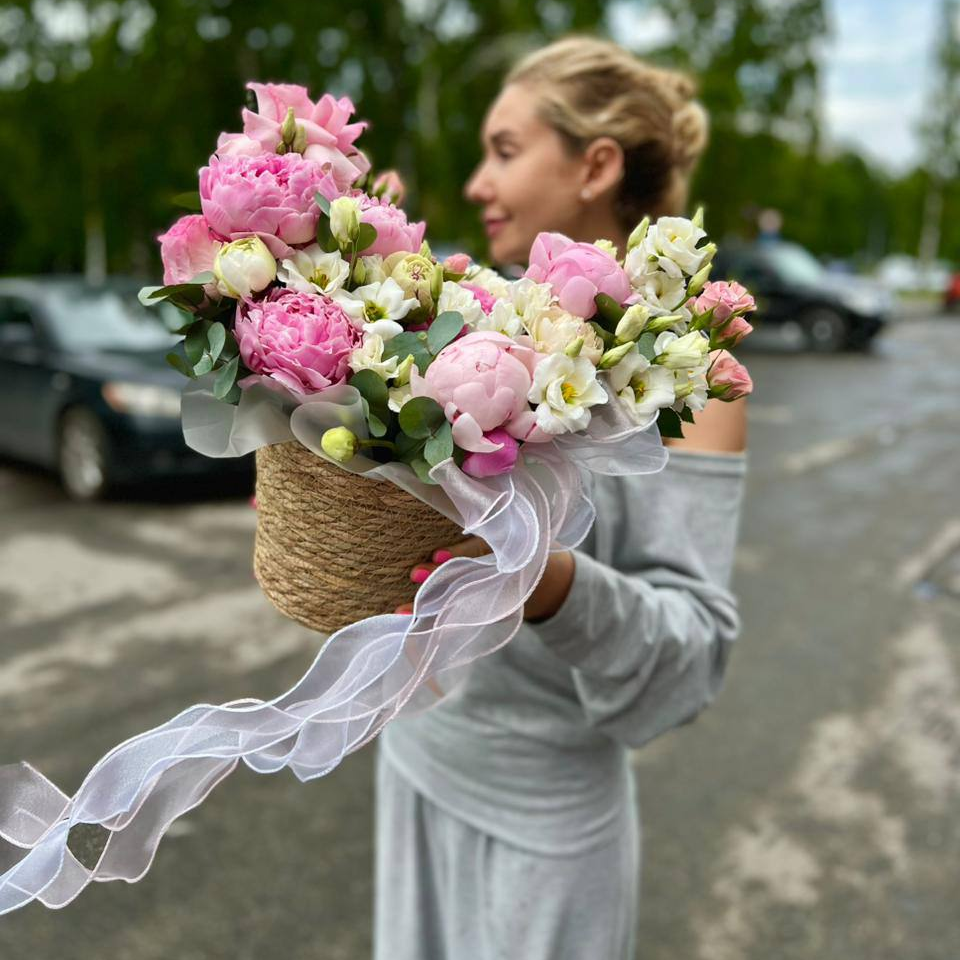 Пионы в кашпо