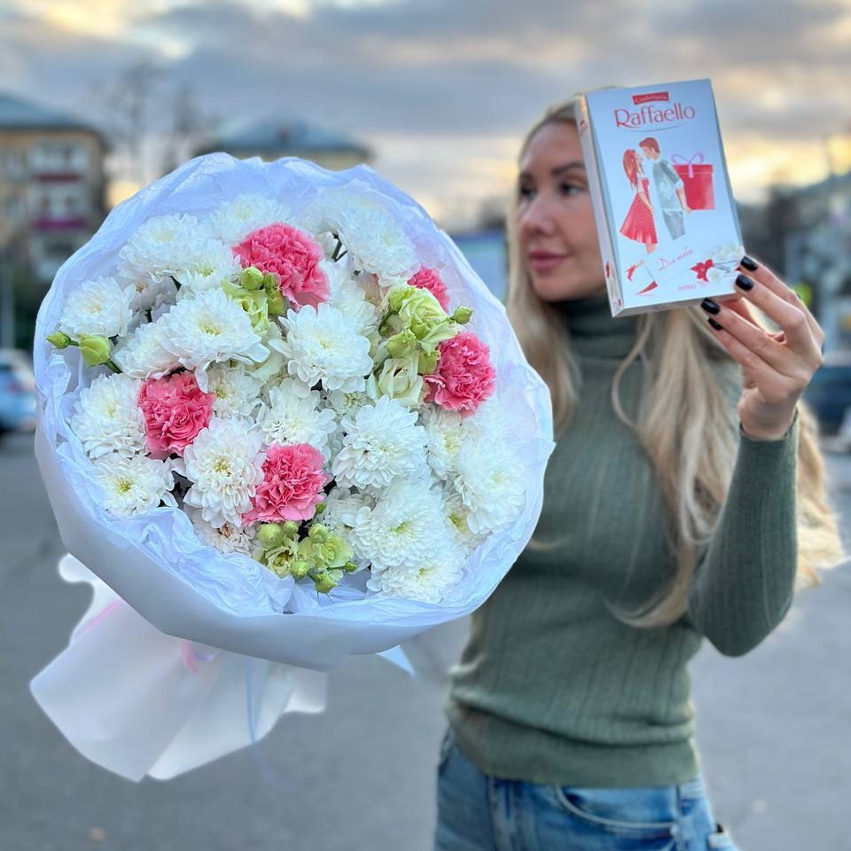 Букет цветов и рафаэлло