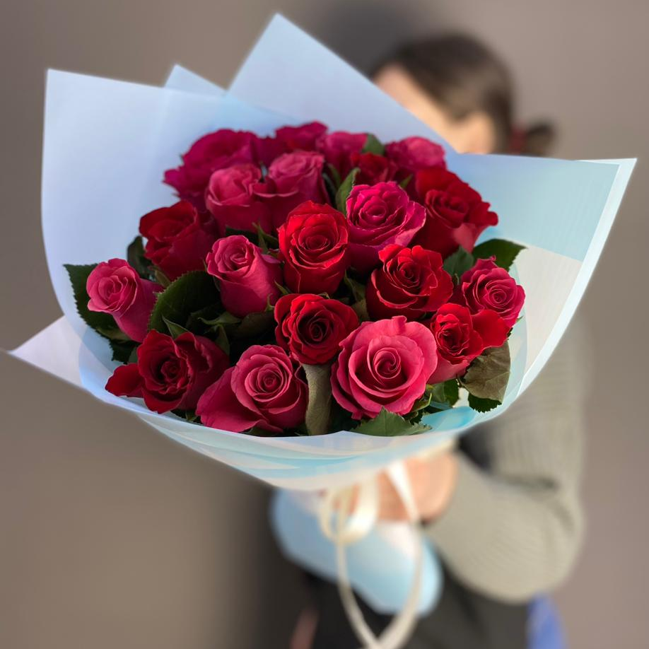 21 роза с зеленью