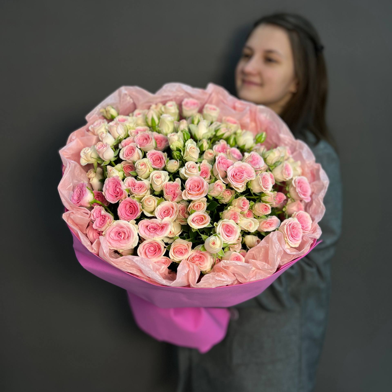 Букет из 21 ветки кустовой розы