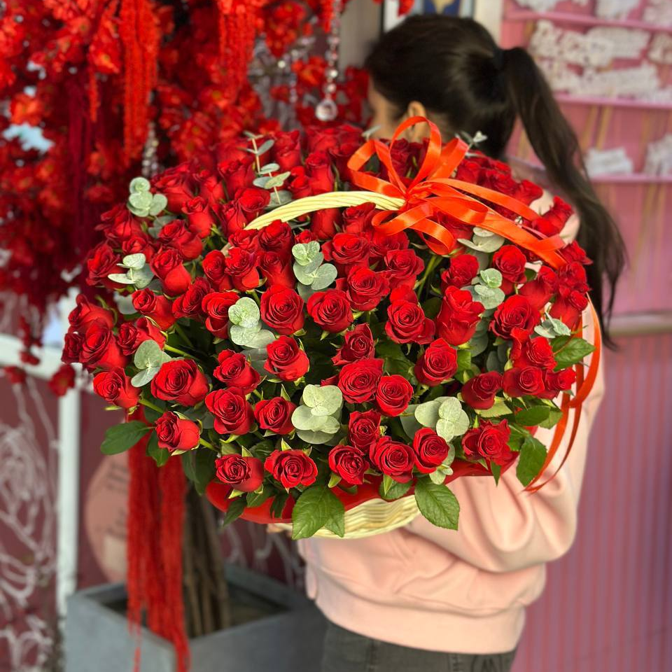 Корзина из 101 красной розы с эвкалиптом