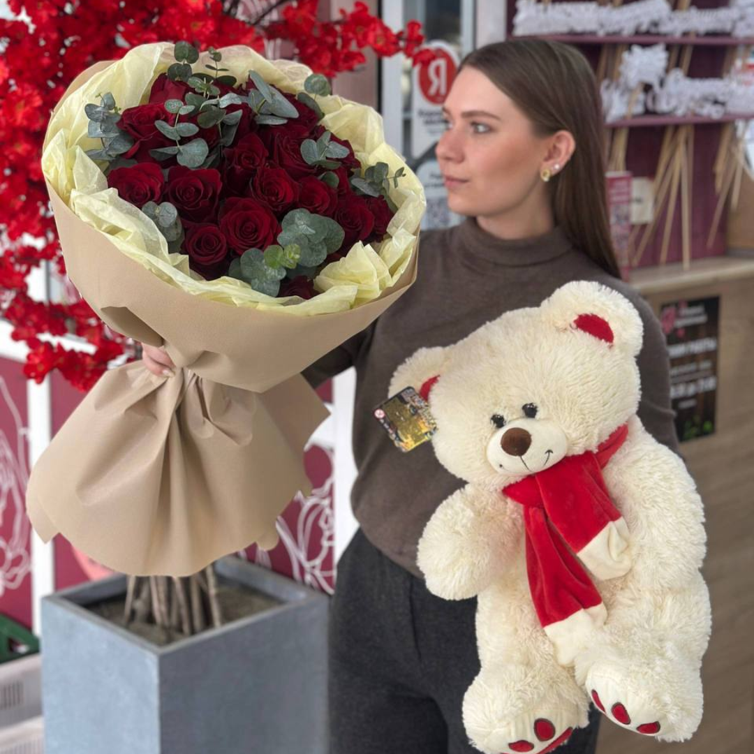 21 Роза Эквадор с эвкалиптом и мишкой 