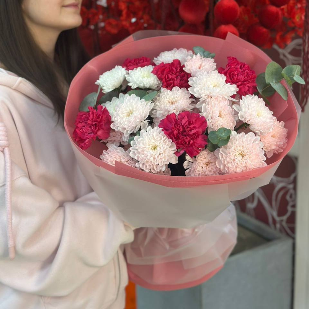 Букет с диантусами и эвкалиптом