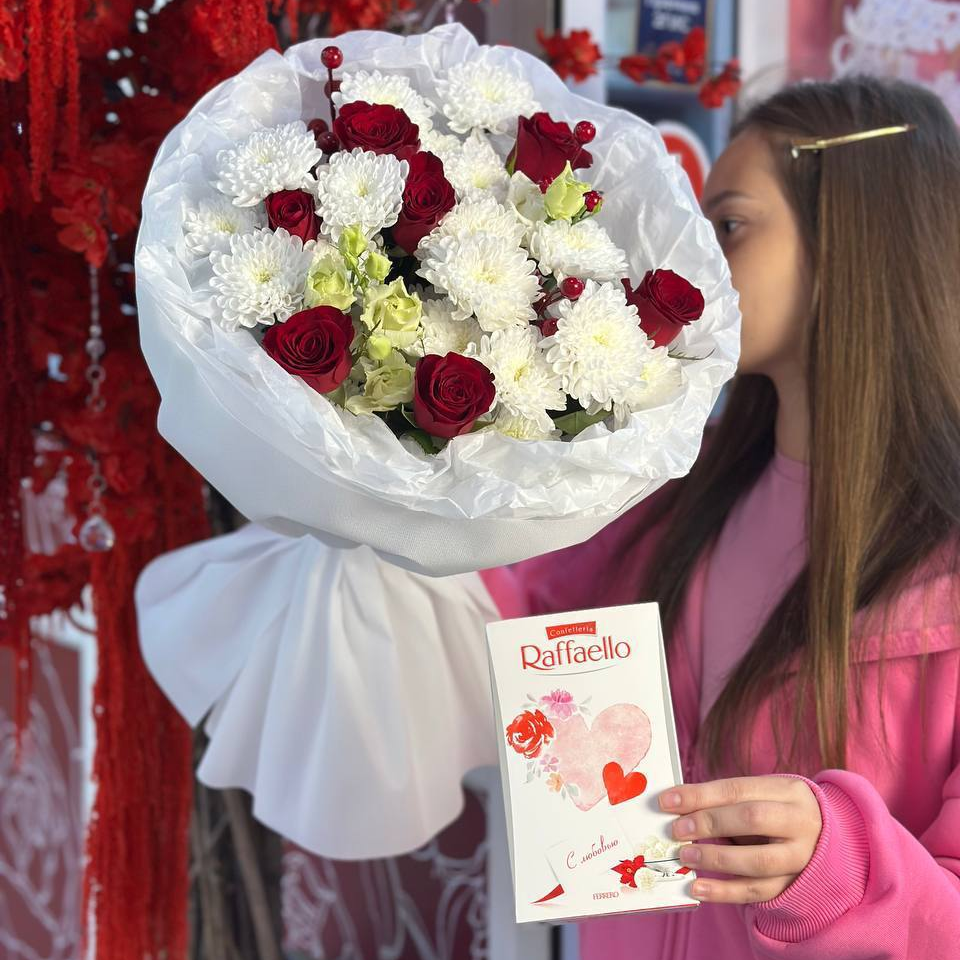 Яркий букет и рафаэлло 