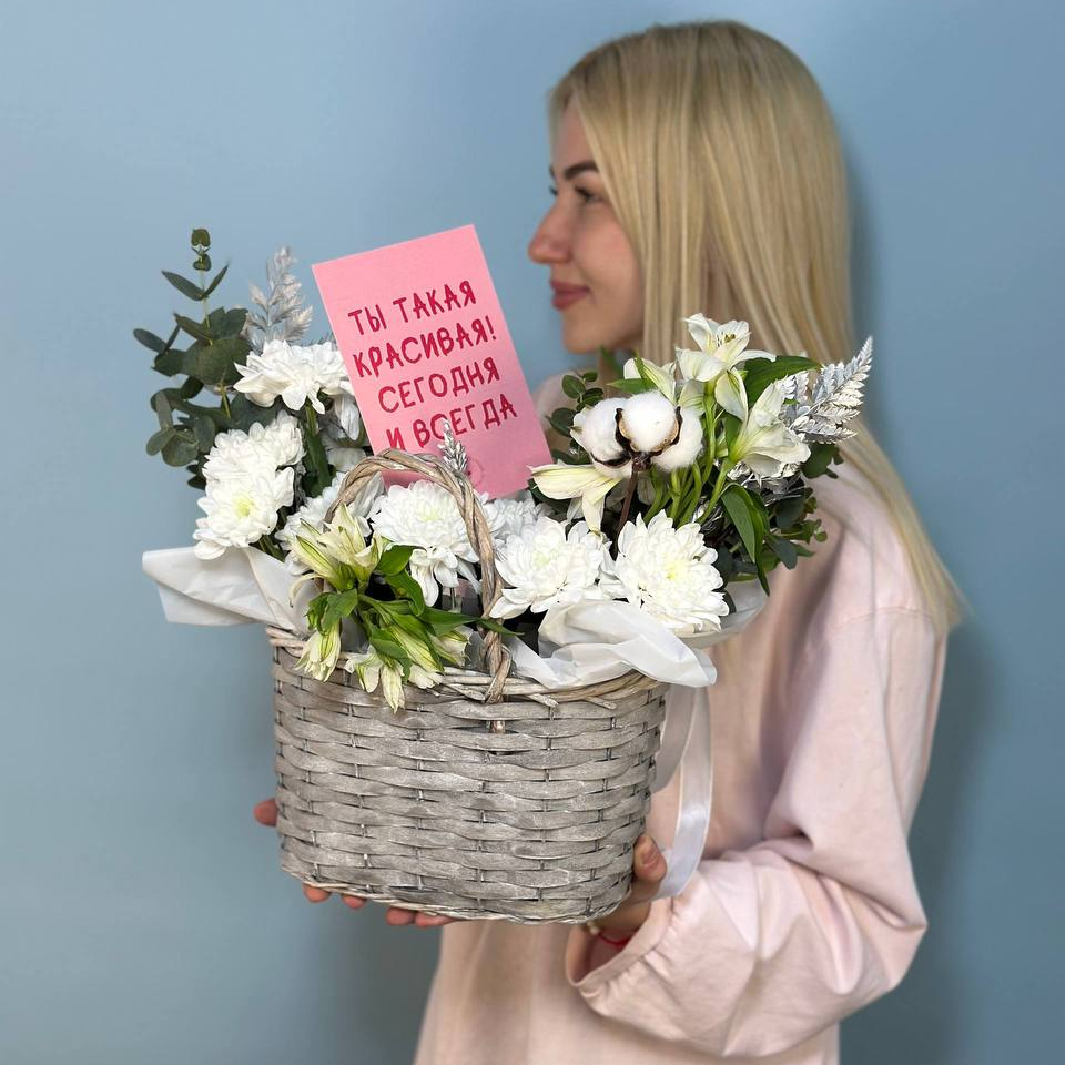 Корзинка белоснежная с открыткой