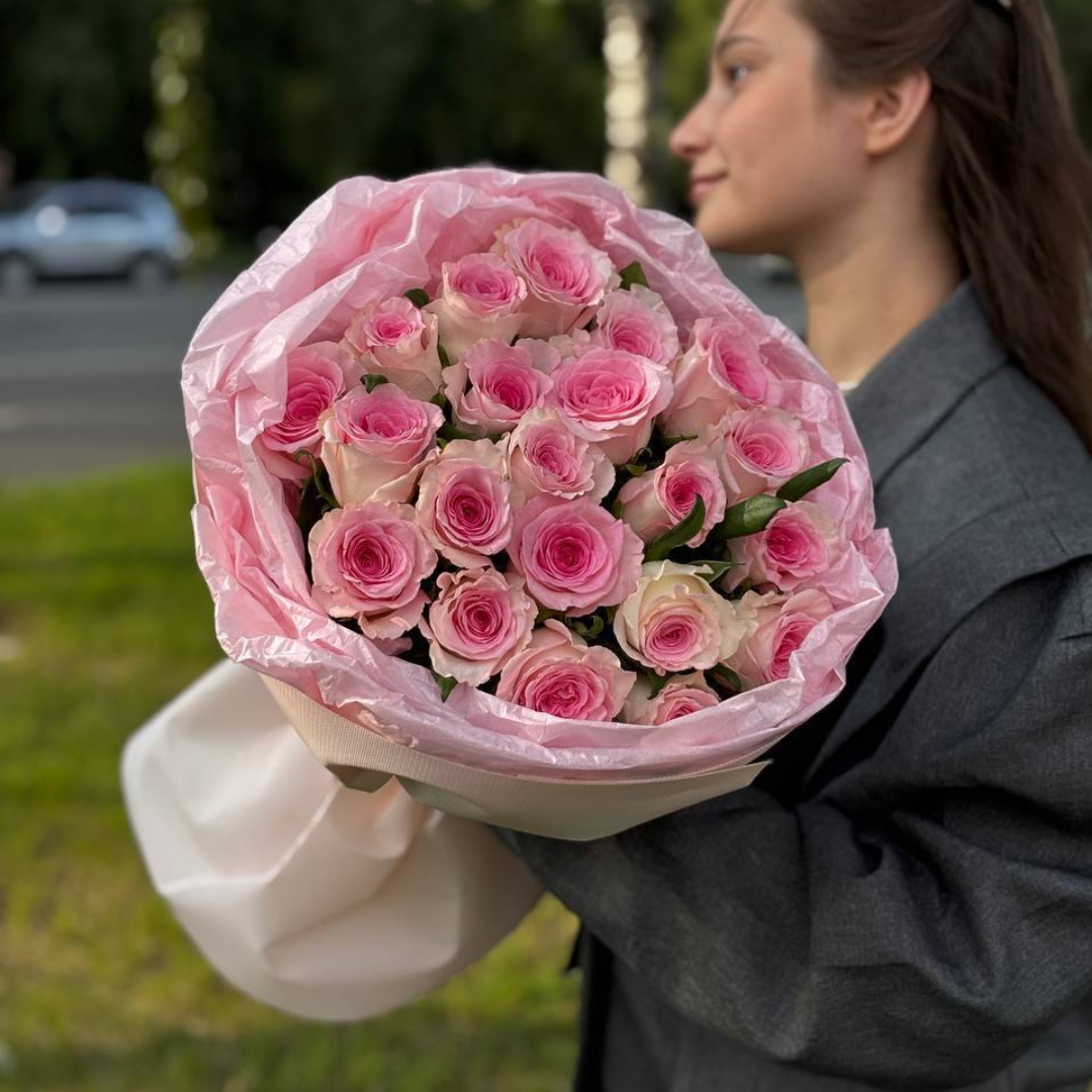 21 роза Китай 50 см в круглом оформлении 