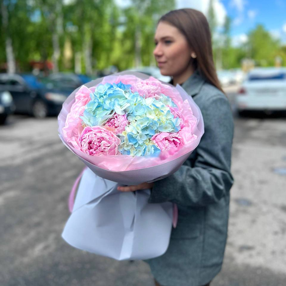 Букет из гортензий и пионов