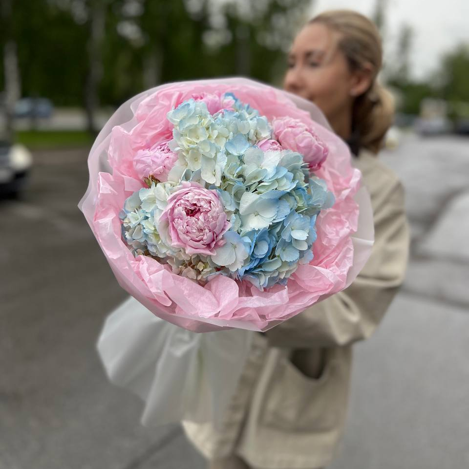 Букет из пинов и гортензии