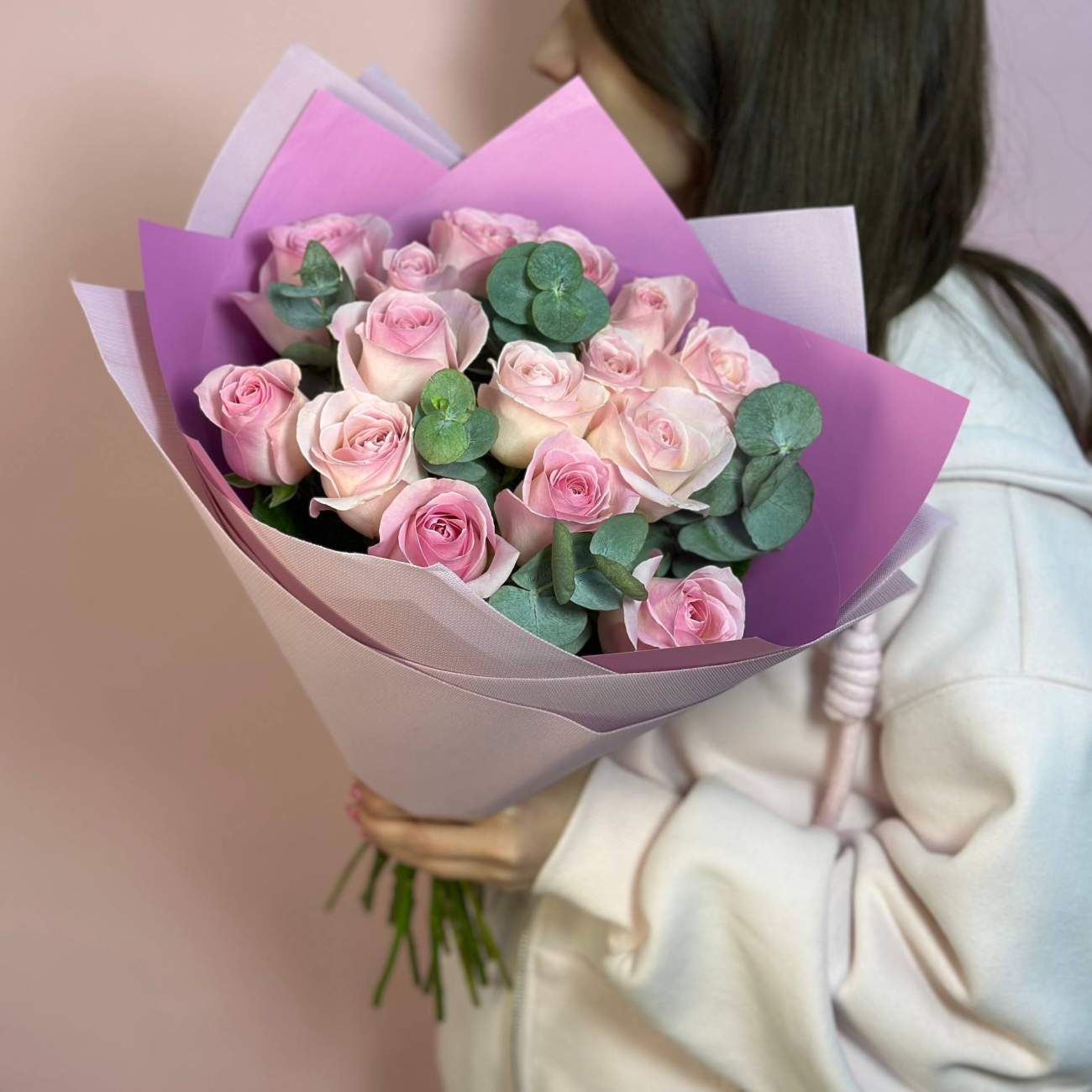 15 роз с эвкалиптом