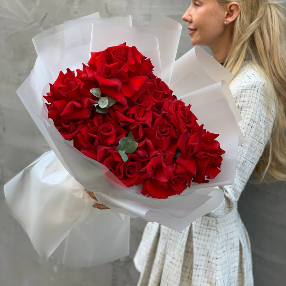 Букет гигант из 11 французских роз с эвкалиптом