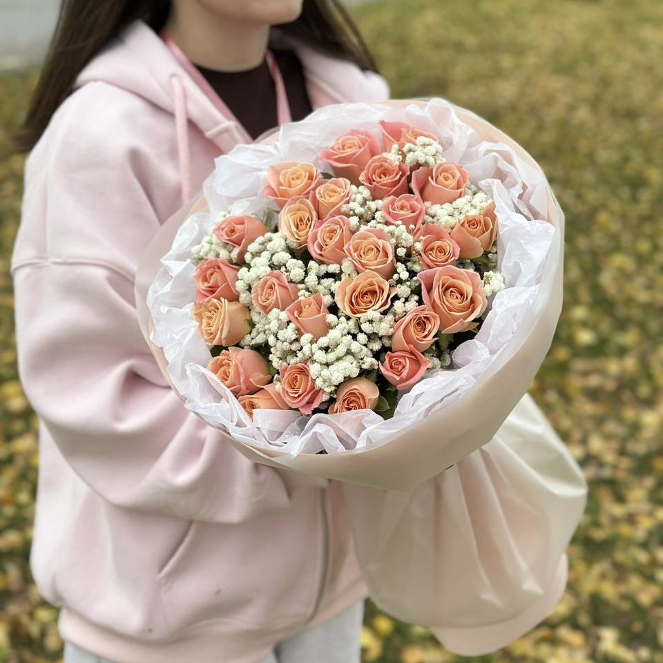 25 роз с гипсофилой