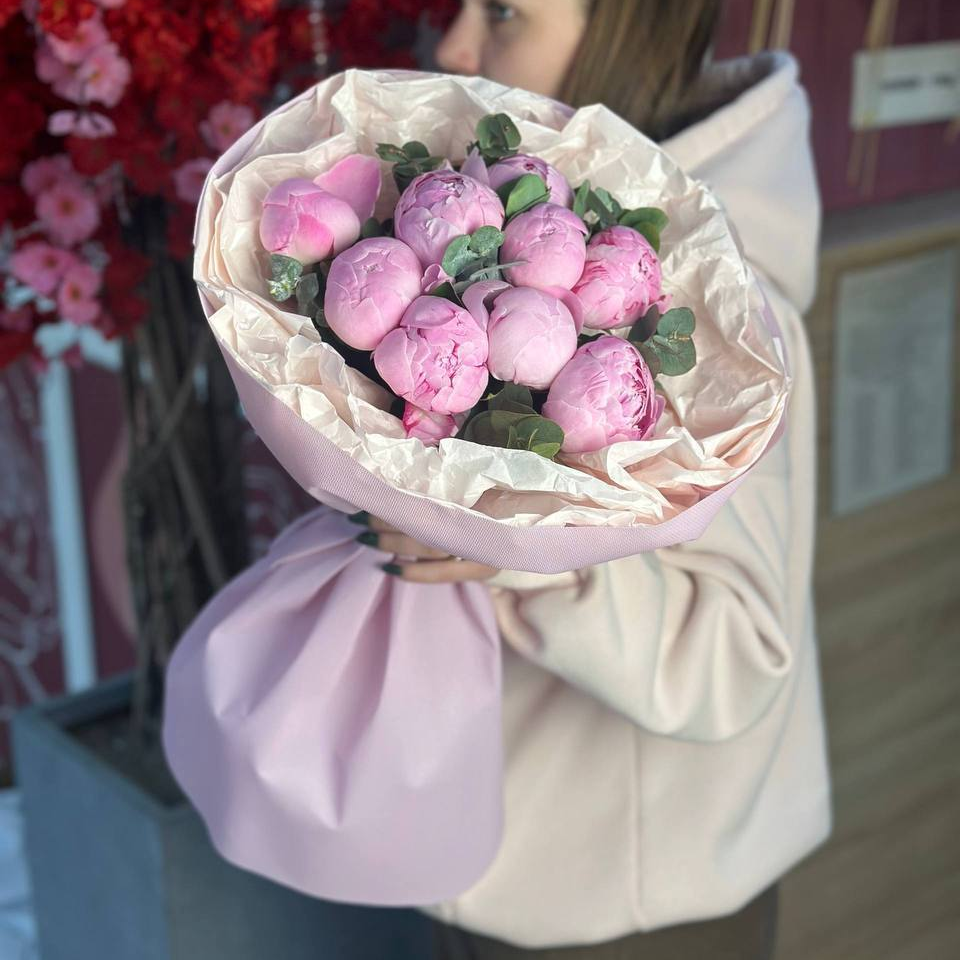 9 пионов с эвкалиптом