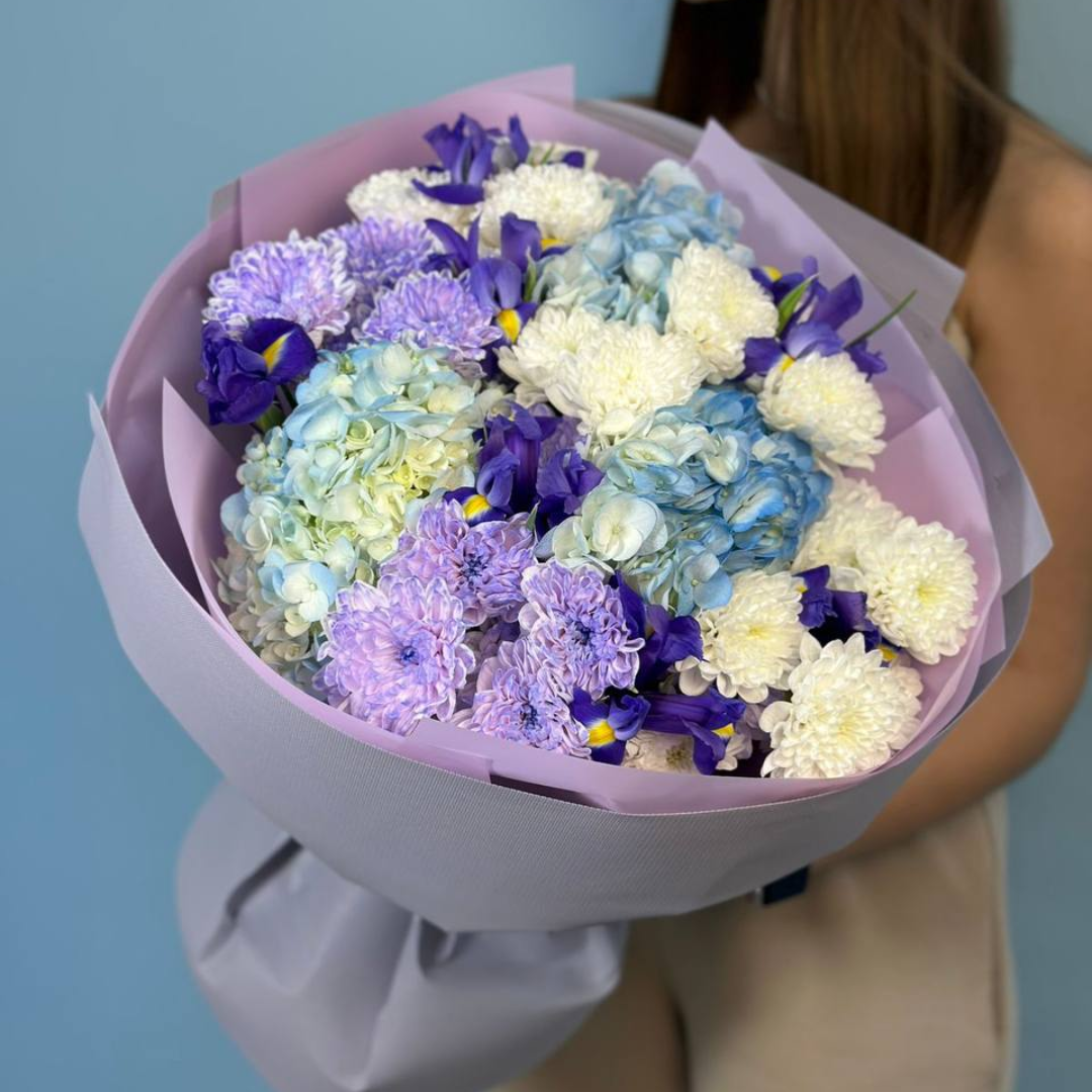 Букет с ирисами и гортензией 