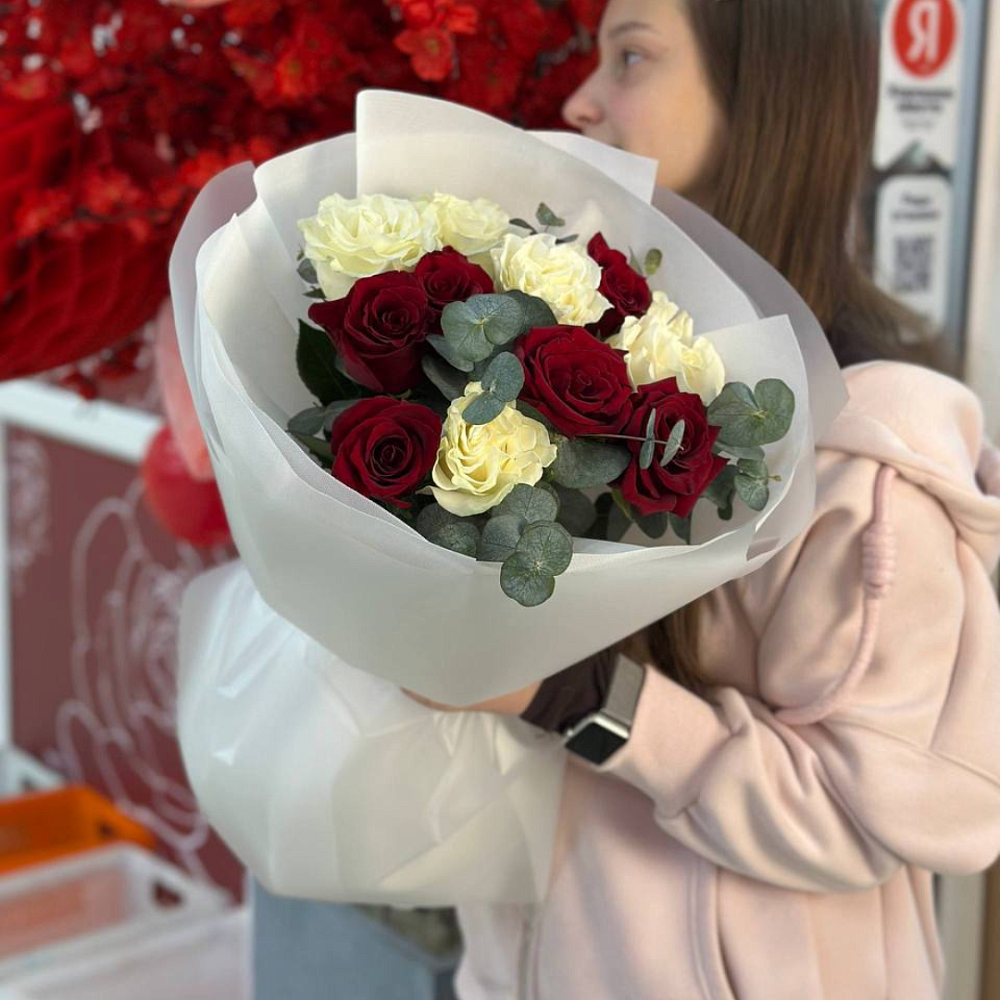 11 роз с эвкалиптом 