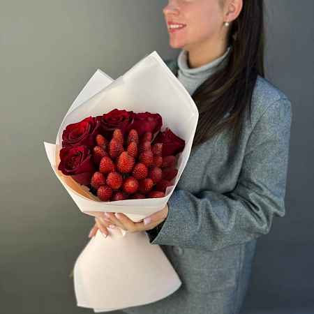 Клубничка и розы