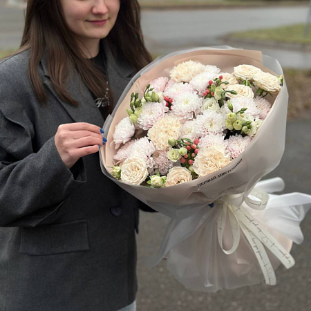 Букет с гиперикумом и диантусами 