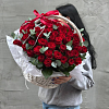 Корзина из 51 красной розы с эвкалиптом