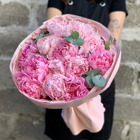 13 пионов с зеленью