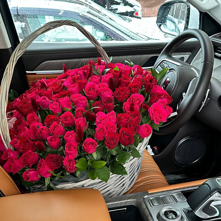 151 роза в корзине 