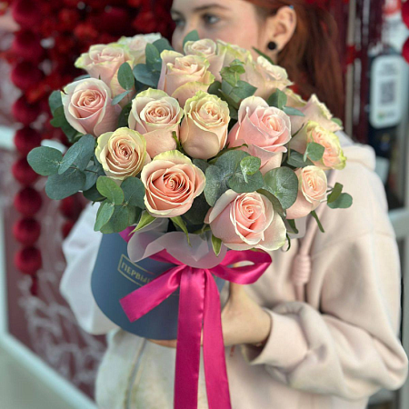 25 роз Эквадор с эвкалиптом в шляпной коробке 