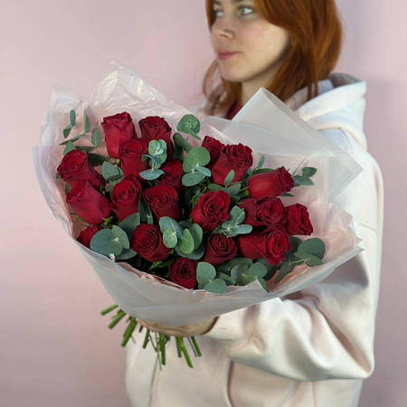 21 Роза Кения 42см с эвкалиптом 