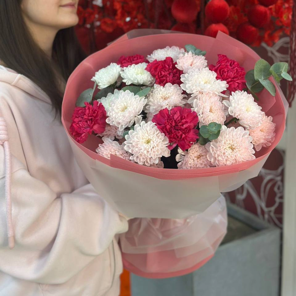 Букет с диантусами и эвкалиптом