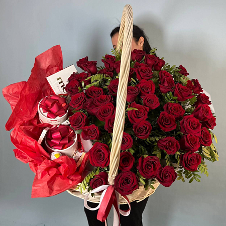 Корзина Гигант с розами и сладостями 