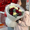 11 роз с эвкалиптом 