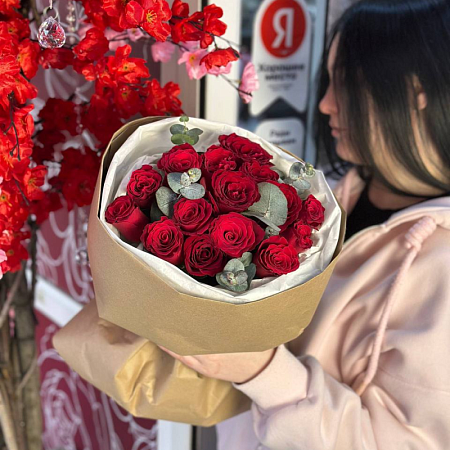 15 розочек Кения с эвкалиптом