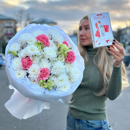 Букет цветов и рафаэлло