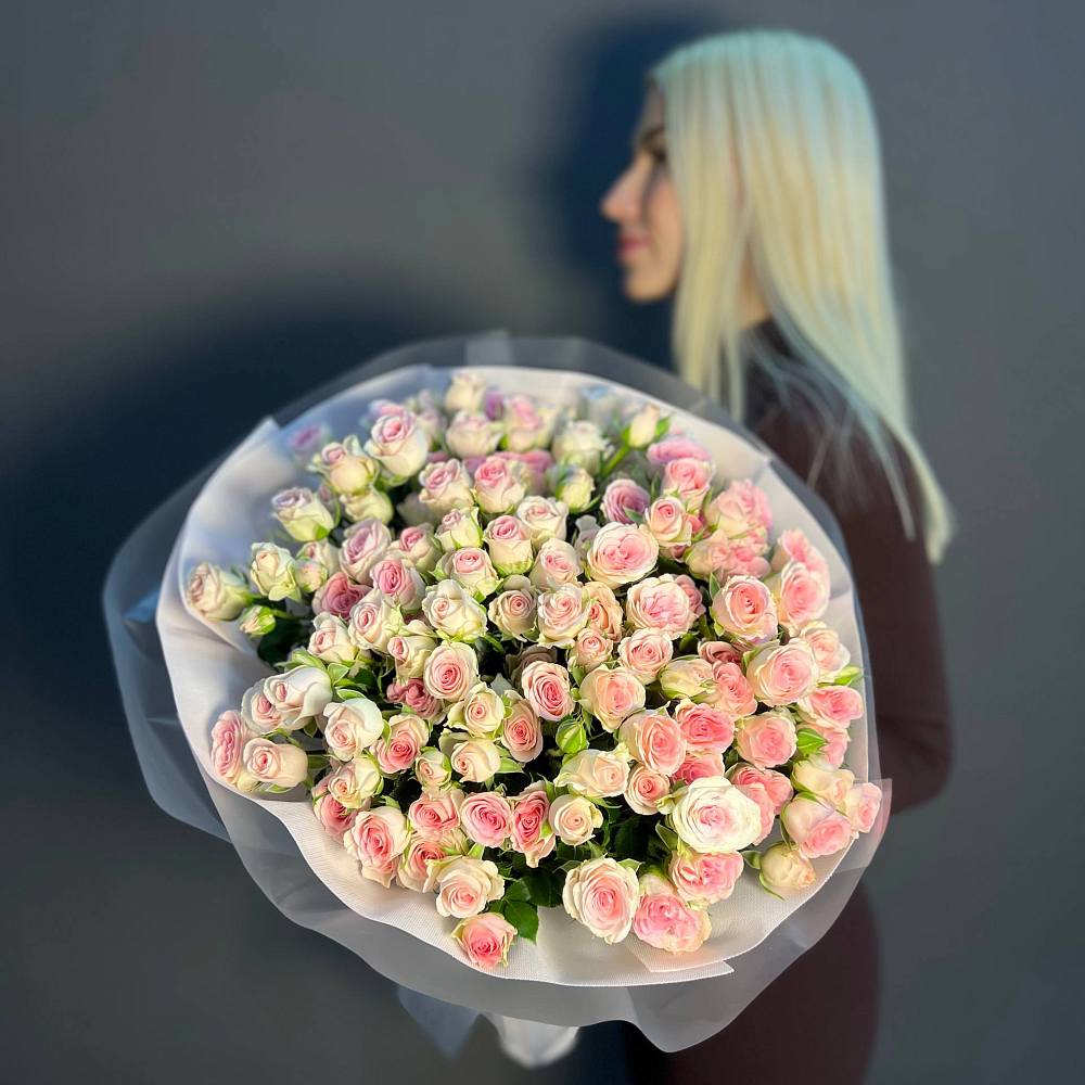 Букет из 21 ветки кустовой розы