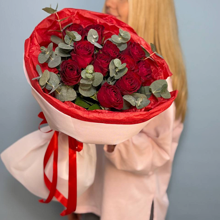 Букет из кенийских роз 50 см с эвкалиптом 