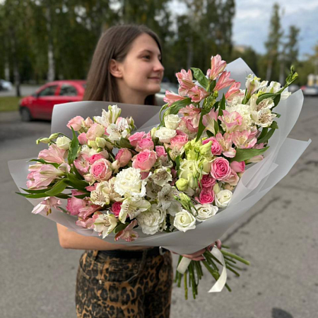 Гигант с альстромерией 