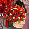 Корзина из 101 красной розы с эвкалиптом