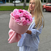 Бочонок из кустовых хризантем и диантусов 