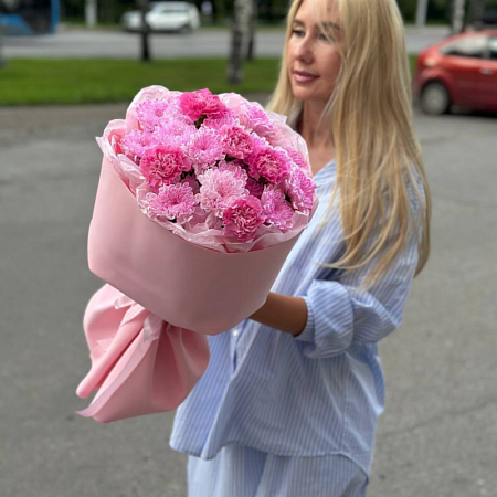 Бочонок из кустовых хризантем и диантусов 