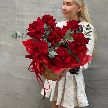 Кашпо с французскими розами и эвкалиптом