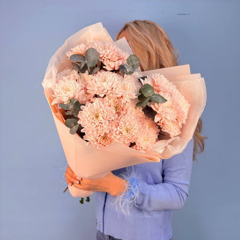 5 розовых хризантем с эвкалиптом 