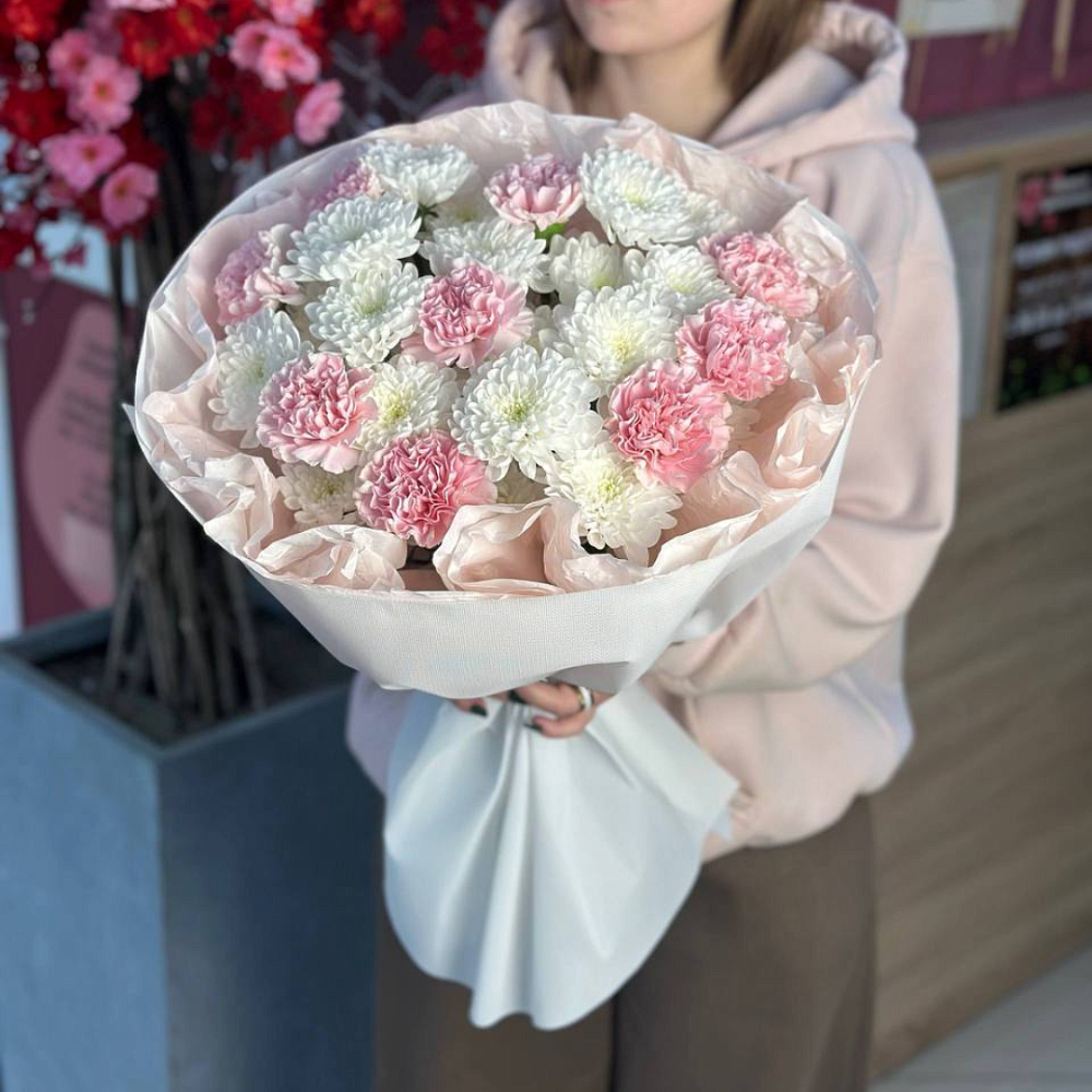 Букет из хризантем и диантусов 