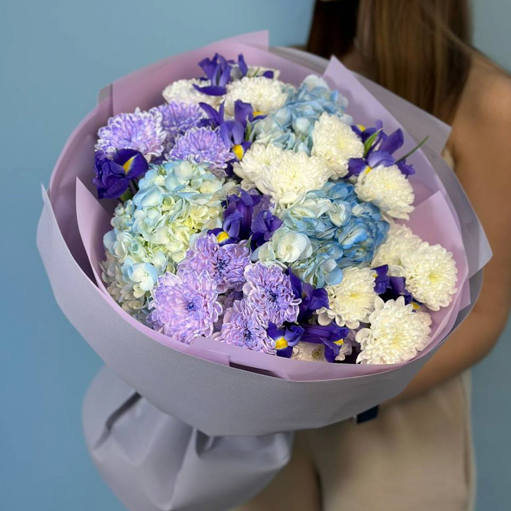 Букет с ирисами и гортензией 