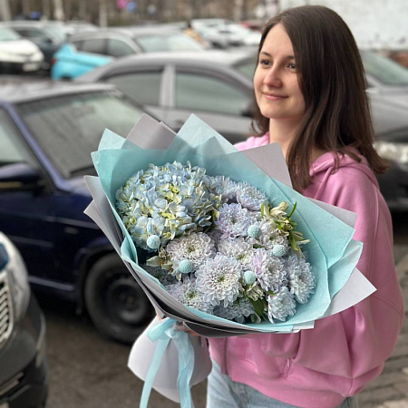 Букет с голубой гортензией